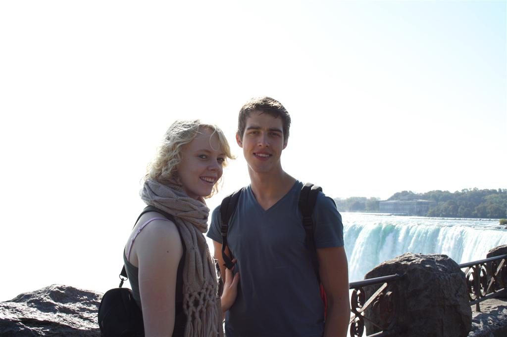 Laura en Ben bij de NIagara falls